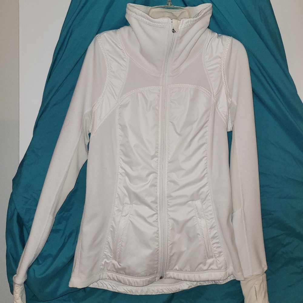 LULULEMON beautiful and form fitting jacket!